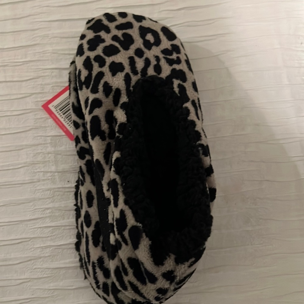 Size large Isaac Mizrahi leopard slippers